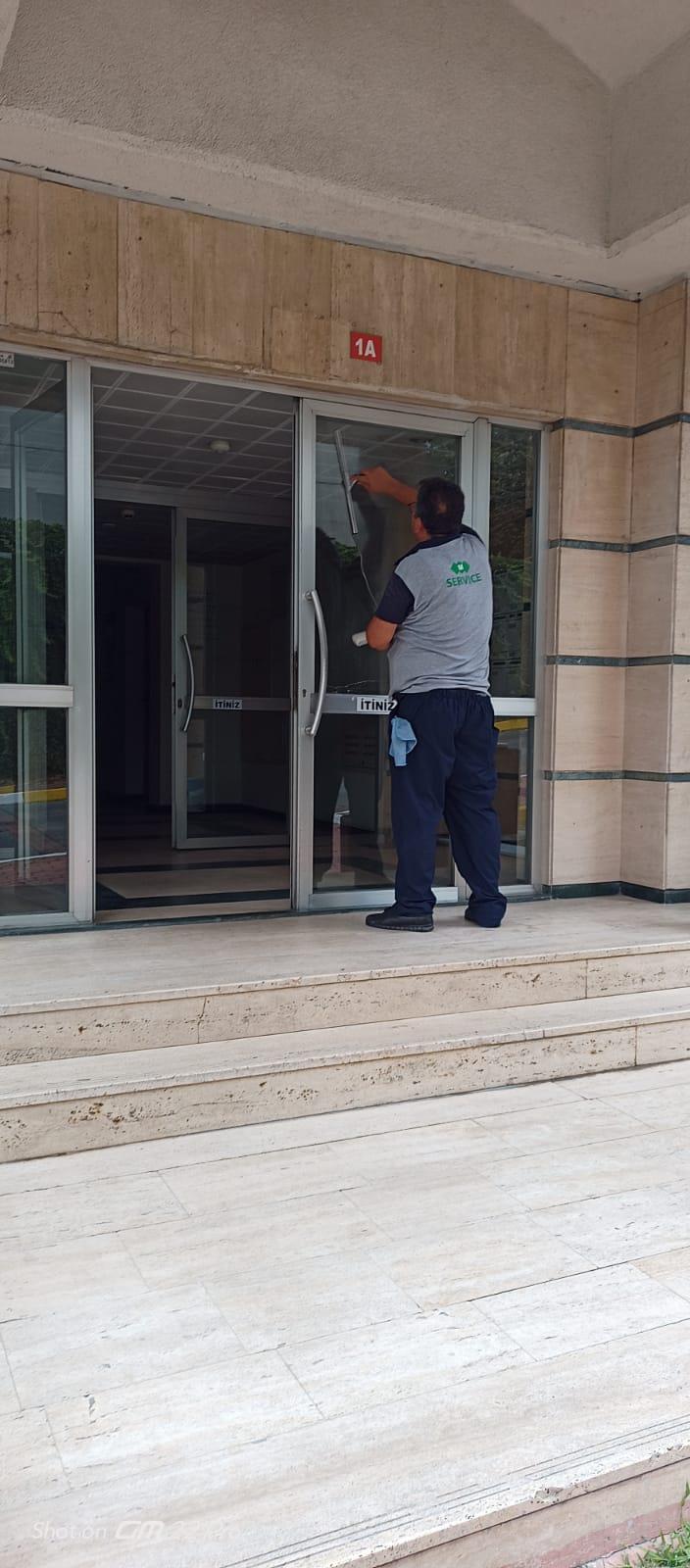 Degerli Kom�ular�m�z Temizlik Ekibimiz Bloklarda Genel Temizlik Ve Dezenfekte Yapmaktad�r..Y�netim