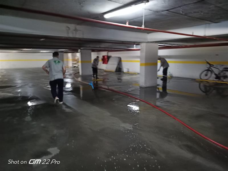 Bloklar�n Otoparklar�n� Rutin Olarak Y�k�yor Ve Dezenfekte Ediyoruz.Y�netim