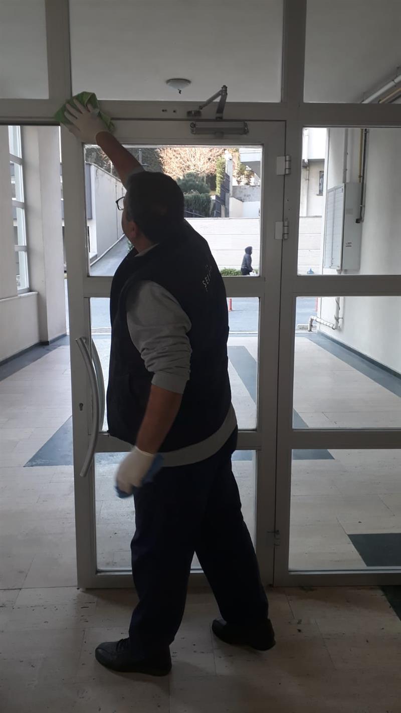 Bloklar�n Otoparklar�n� Rutin Olarak Y�k�yor Ve Dezenfekte Ediyoruz.Y�netim