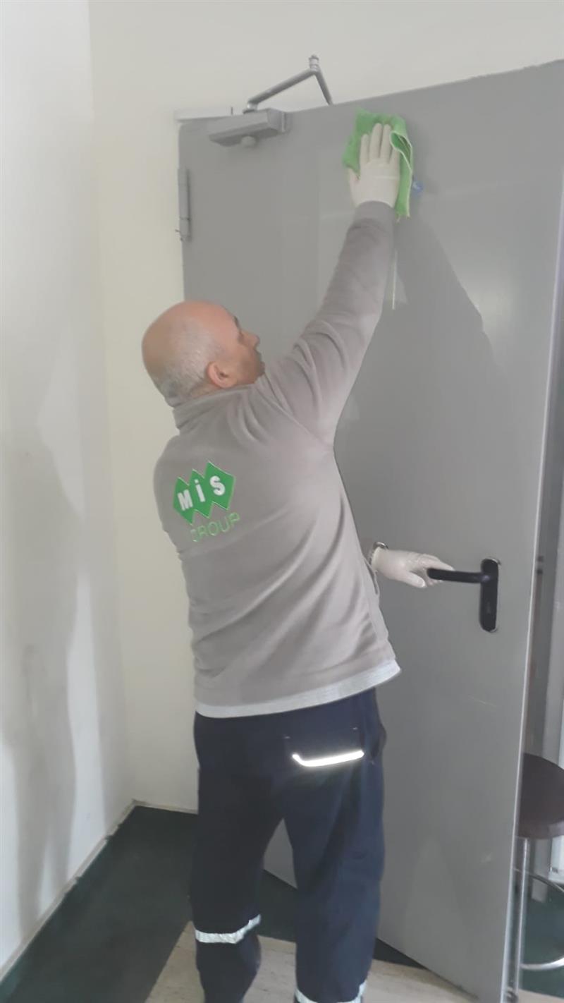 Bloklar�n Otoparklar�n� Rutin Olarak Y�k�yor Ve Dezenfekte Ediyoruz.Y�netim